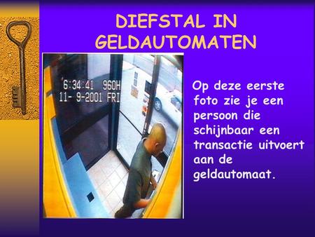 DIEFSTAL IN GELDAUTOMATEN Op deze eerste foto zie je een persoon die schijnbaar een transactie uitvoert aan de geldautomaat.