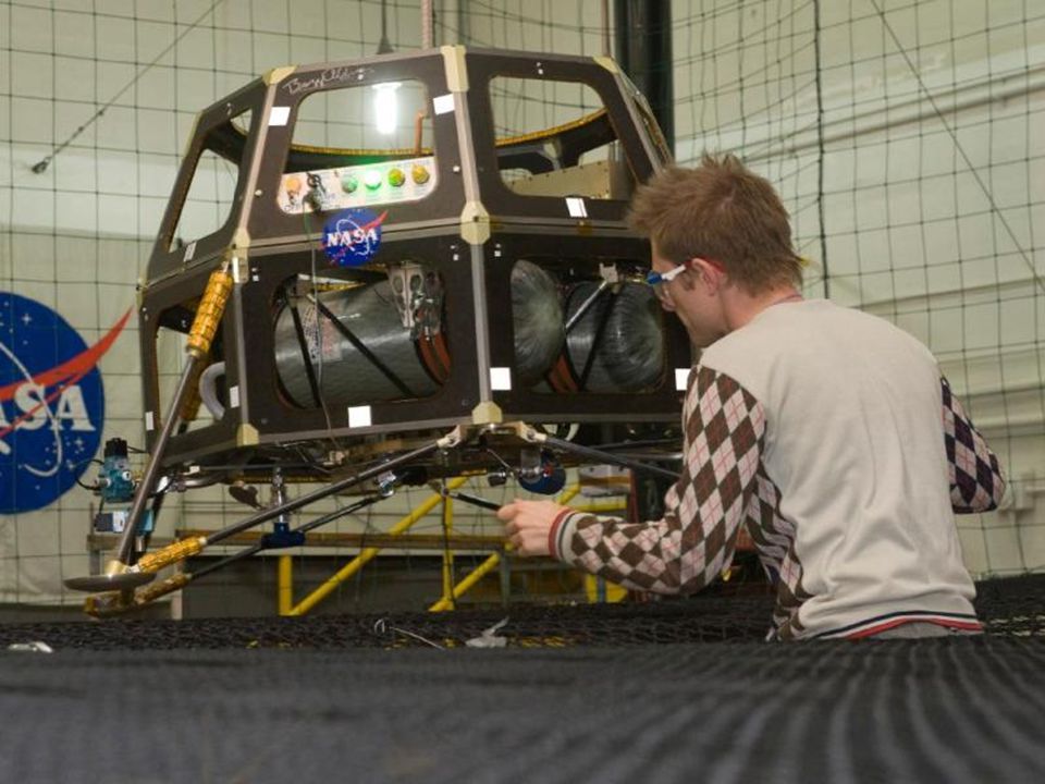 NASA Ingenieur inspecteerd de Hover Test Vehicle.