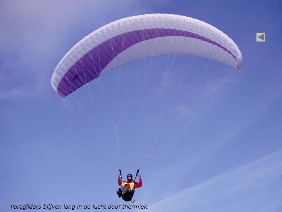 Paragliders blijven lang in de lucht door thermiek.