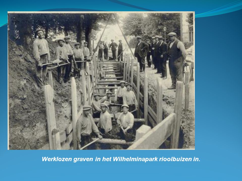 Werklozen graven in het Wilhelminapark rioolbuizen in.