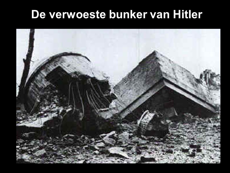 De verwoeste bunker van Hitler
