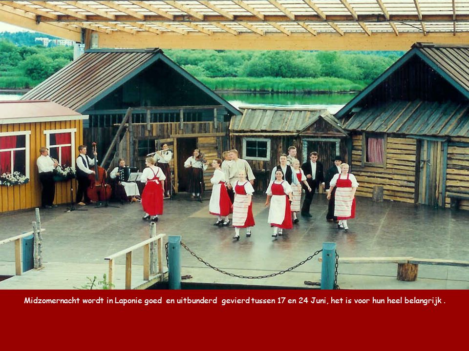 Midzomernacht wordt in Laponie goed en uitbunderd gevierd tussen 17 en 24 Juni, het is voor hun heel belangrijk .