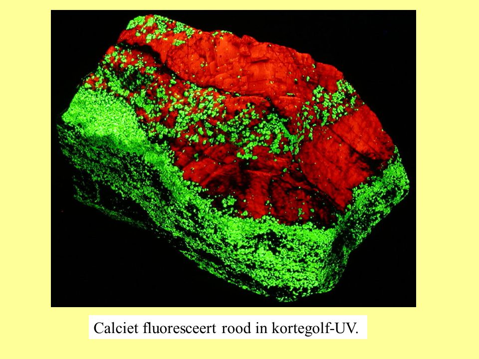 Calciet fluoresceert rood in kortegolf-UV.