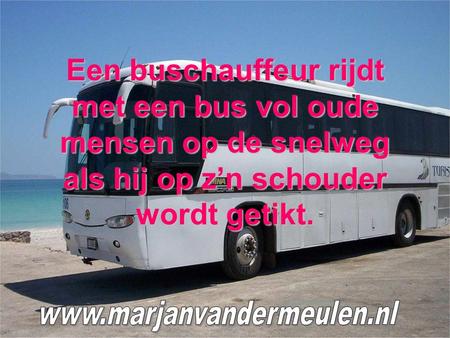 Een buschauffeur rijdt met een bus vol oude mensen op de snelweg als hij op z’n schouder wordt getikt. www.marjanvandermeulen.nl.
