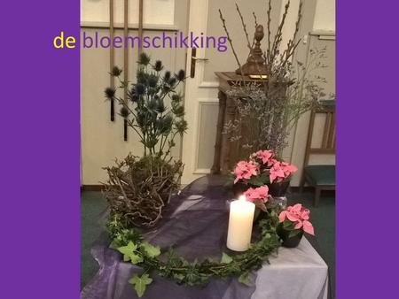 De bloemschikking. Paars is de kleur van de eerste adventszondag de kleur van ootmoed en verwachting Vol hoop zien we uit naar het licht van Kerst de.