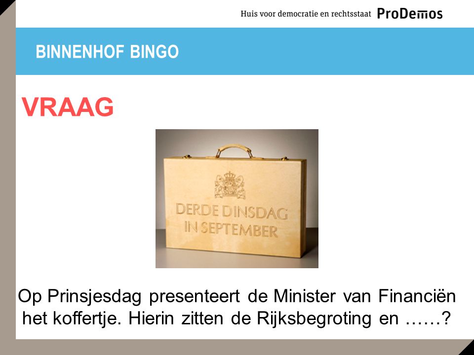 BINNENHOF BINGO VRAAG. Op Prinsjesdag presenteert de Minister van Financiën het koffertje.