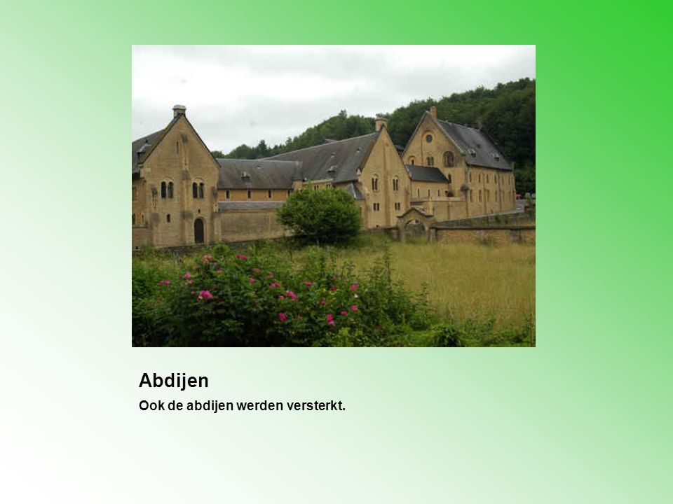 Abdijen Ook de abdijen werden versterkt.