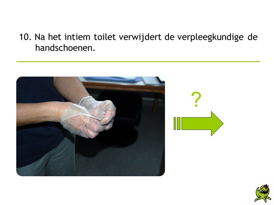 10. Na het intiem toilet verwijdert de verpleegkundige de handschoenen.