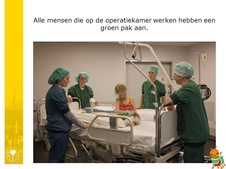 Alle mensen die op de operatiekamer werken hebben een groen pak aan.