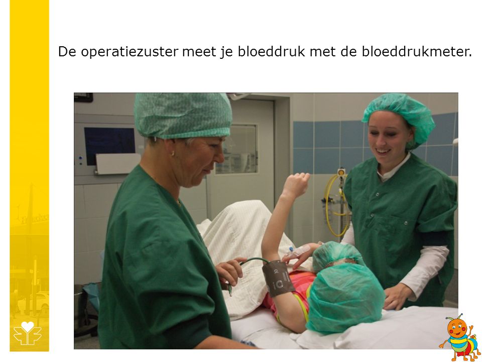 De operatiezuster meet je bloeddruk met de bloeddrukmeter.