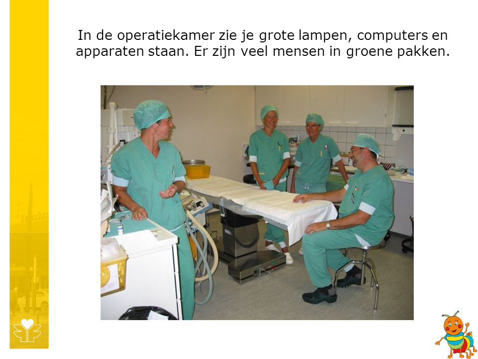 In de operatiekamer zie je grote lampen, computers en apparaten staan