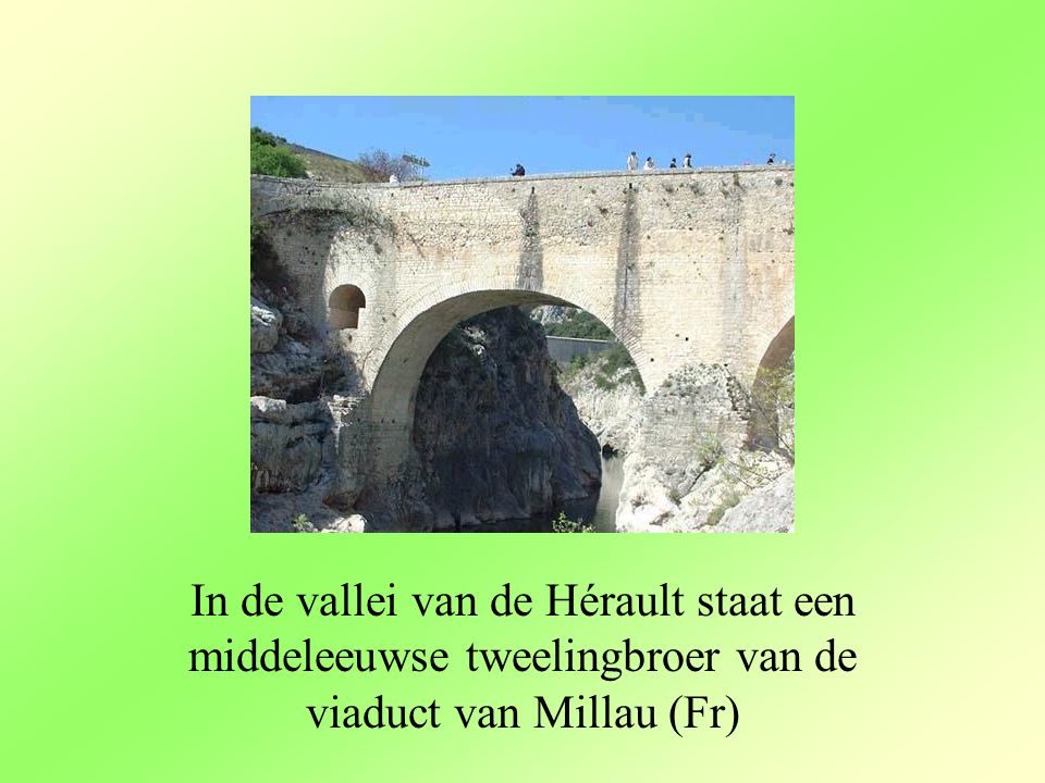 In de vallei van de Hérault staat een middeleeuwse tweelingbroer van de viaduct van Millau (Fr)