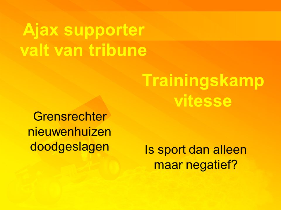 Ajax supporter valt van tribune