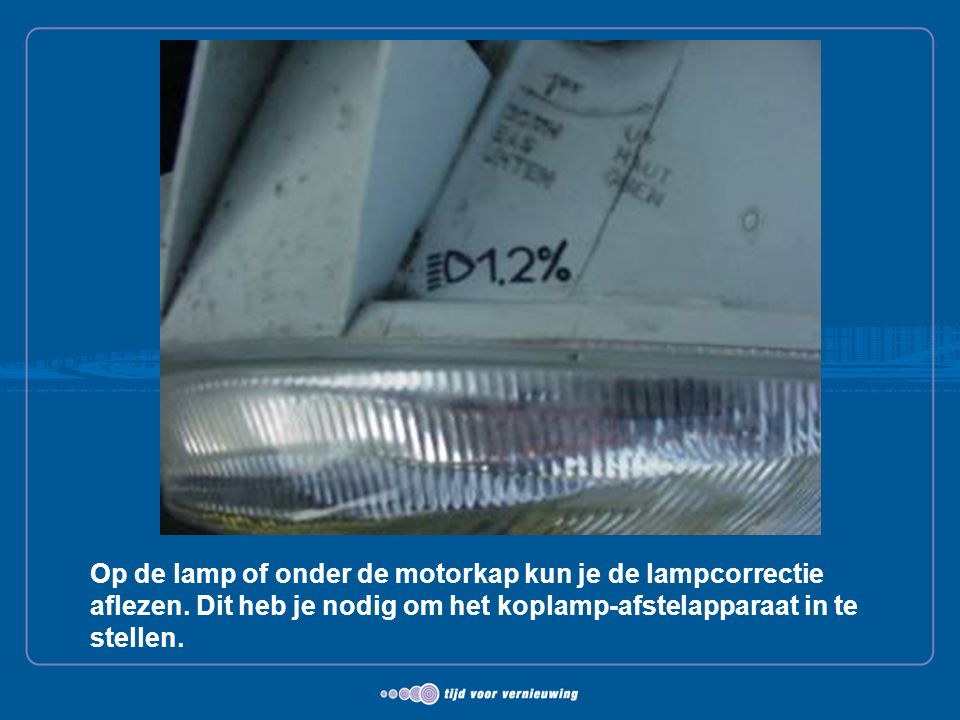 Op de lamp of onder de motorkap kun je de lampcorrectie aflezen