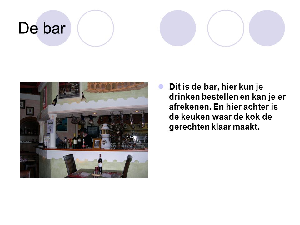 De bar Dit is de bar, hier kun je drinken bestellen en kan je er afrekenen.