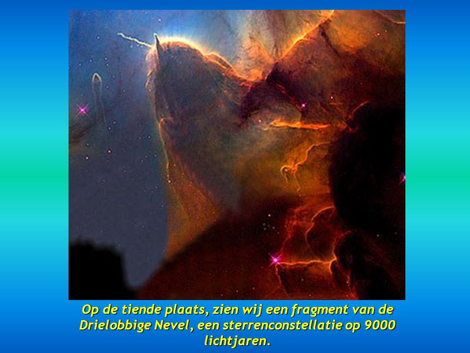 Op de tiende plaats, zien wij een fragment van de Drielobbige Nevel, een sterrenconstellatie op 9000 lichtjaren.