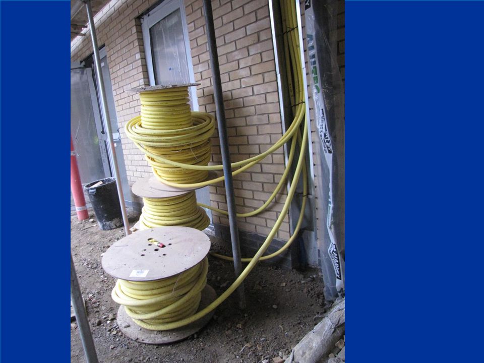 TRAC-PIPE aanleg van een PLT buis in een kabelgoot buiten het gebouw. Haspels met PLT buizen. NBN D addendum 1 - deel 2.