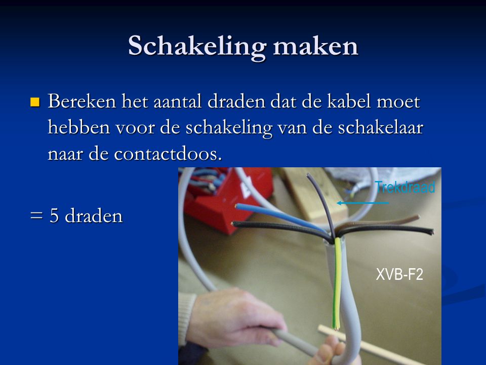 Schakeling maken Bereken het aantal draden dat de kabel moet hebben voor de schakeling van de schakelaar naar de contactdoos.