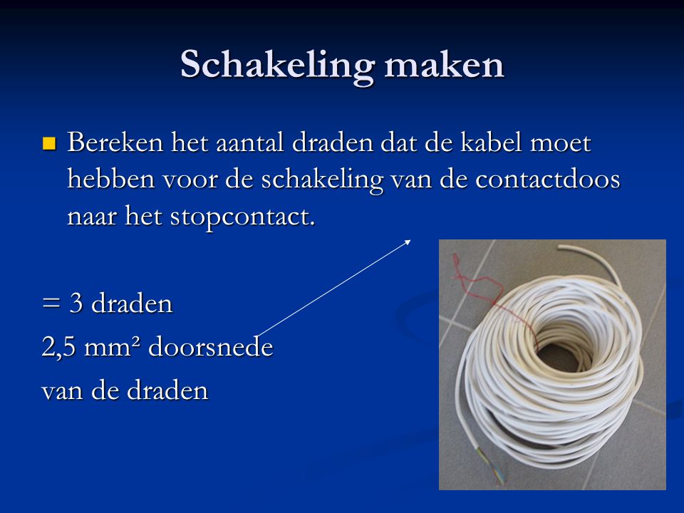 Schakeling maken Bereken het aantal draden dat de kabel moet hebben voor de schakeling van de contactdoos naar het stopcontact.