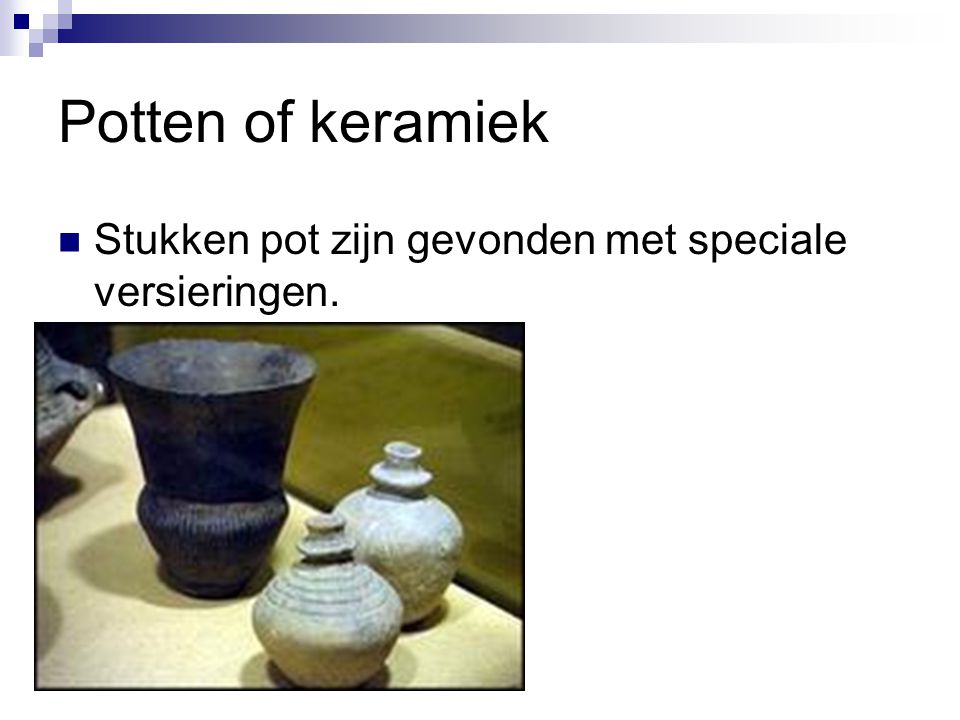 Potten of keramiek Stukken pot zijn gevonden met speciale versieringen.