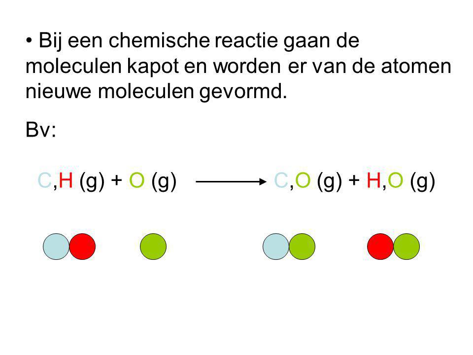 Bij een chemische reactie gaan de moleculen kapot en worden er van de atomen nieuwe moleculen gevormd.