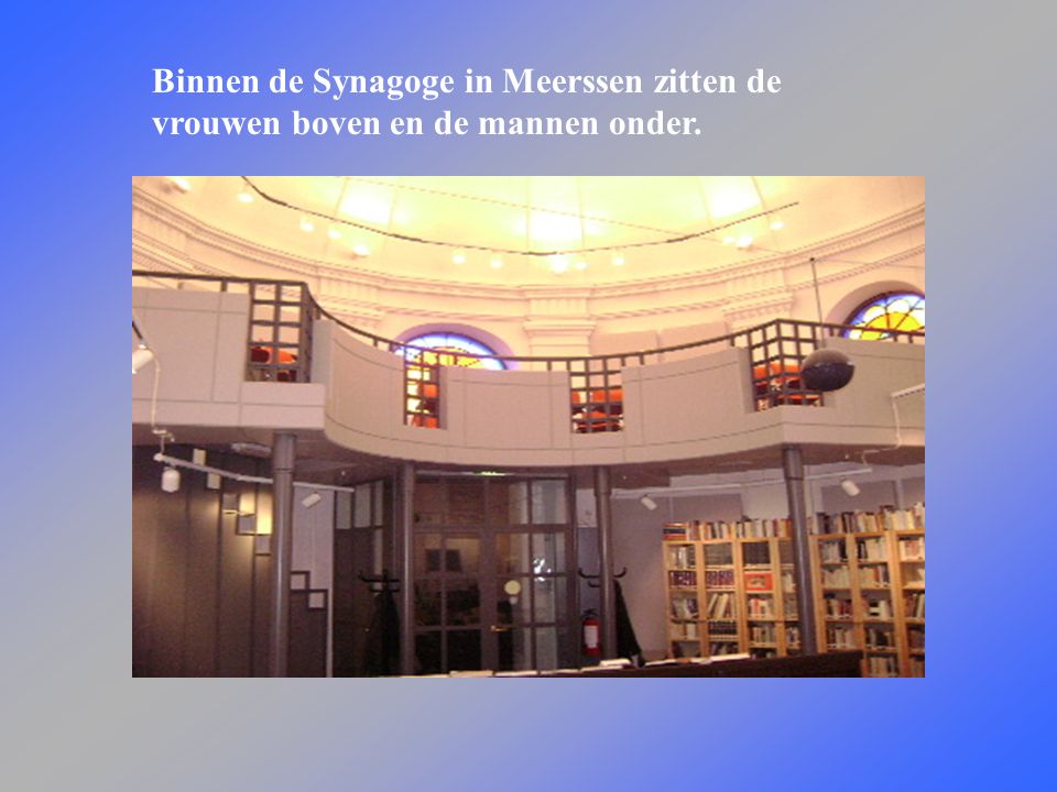 Binnen de Synagoge in Meerssen zitten de vrouwen boven en de mannen onder.