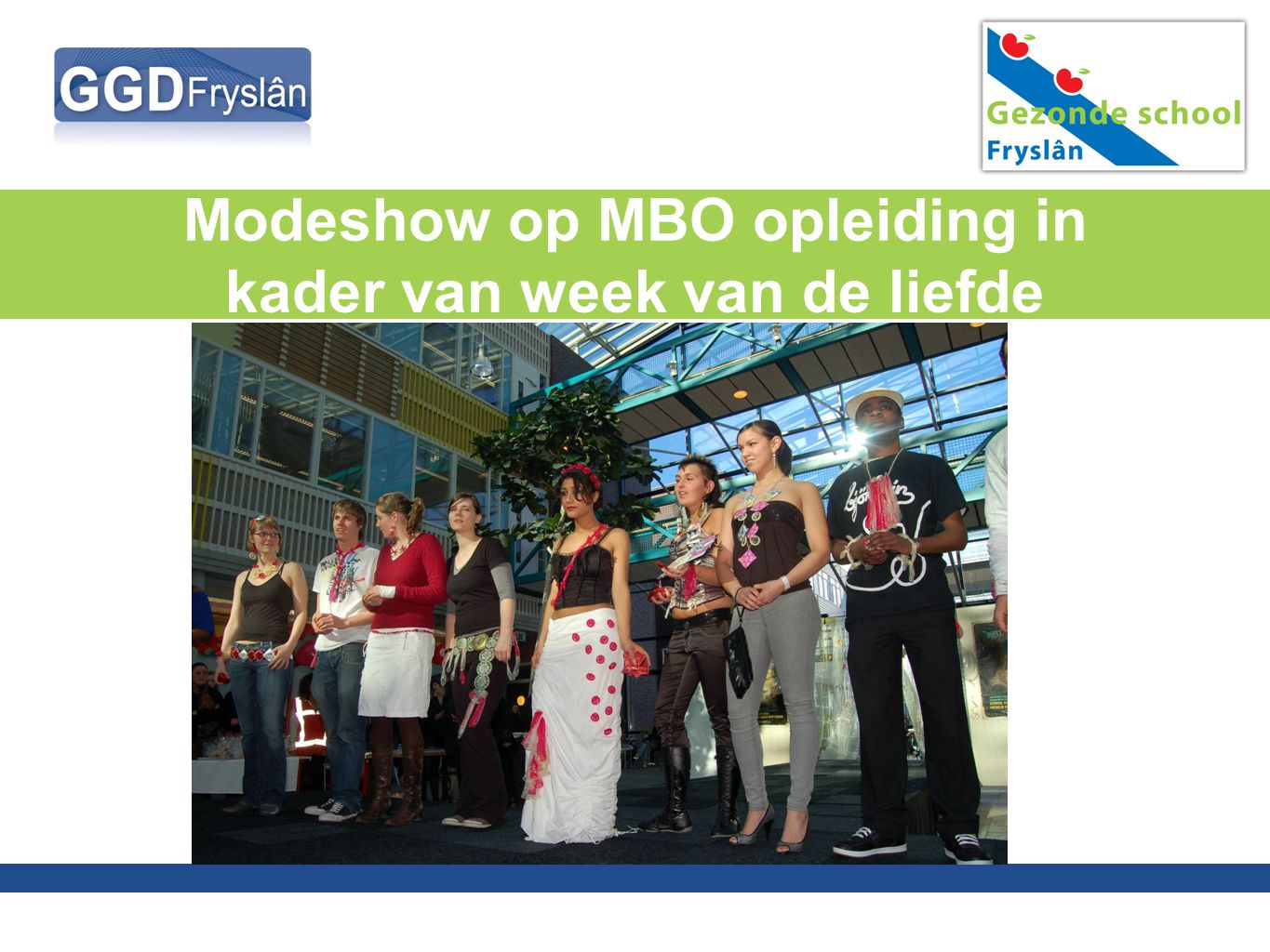 Modeshow op MBO opleiding in kader van week van de liefde