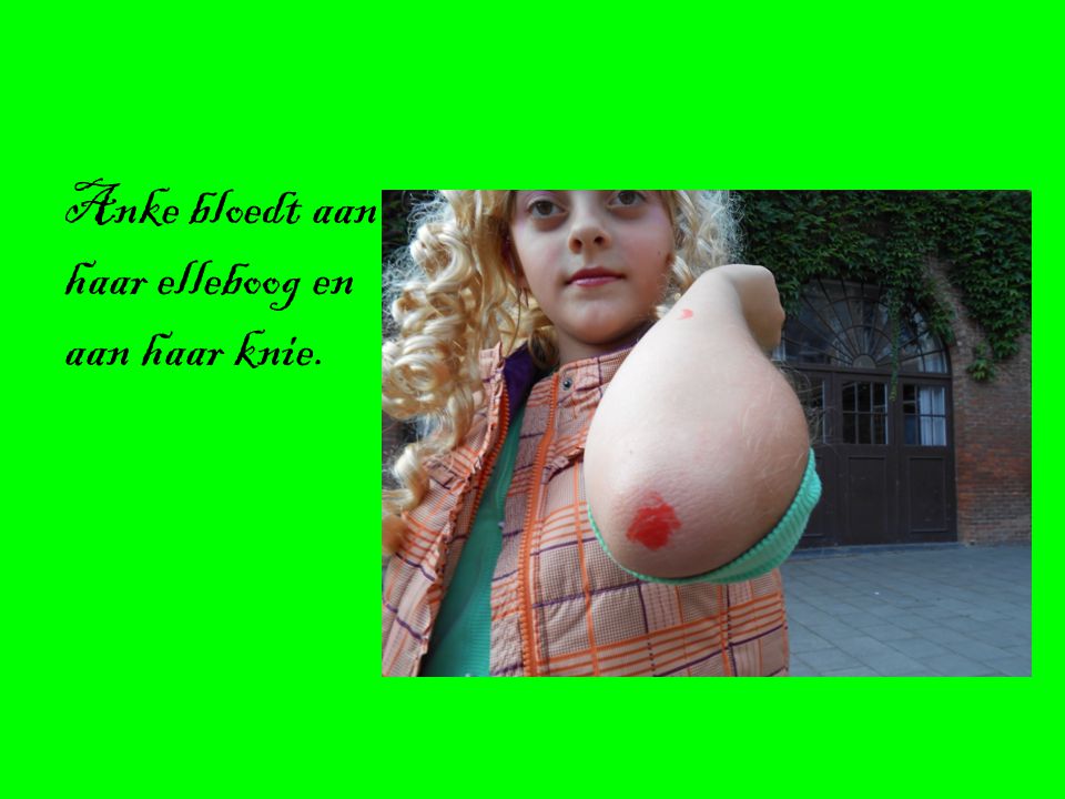 Anke bloedt aan haar elleboog en aan haar knie.