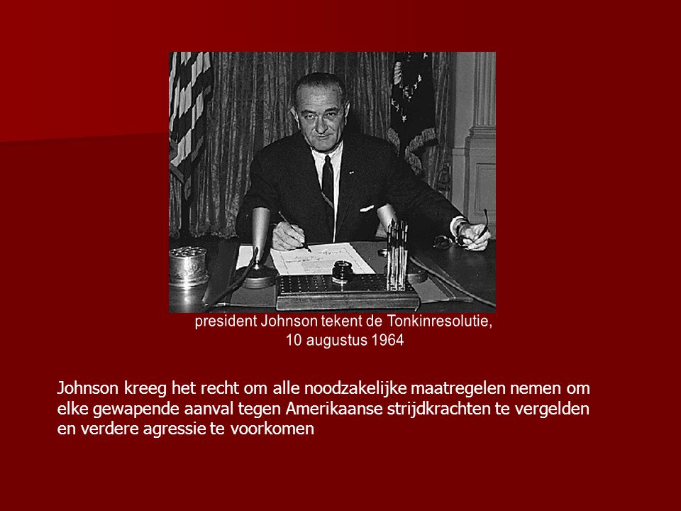 president Johnson tekent de Tonkinresolutie,