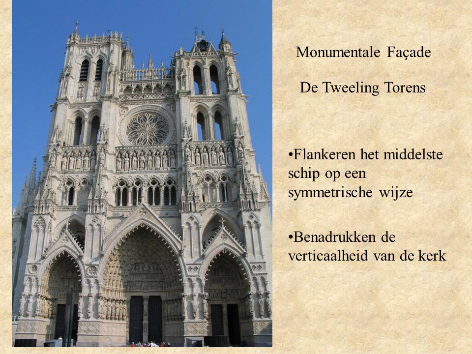 Monumentale Façade De Tweeling Torens. Flankeren het middelste schip op een symmetrische wijze.